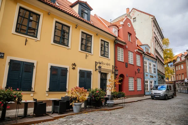 Riga Letônia Outubro 2021 Rua Estreita Pitoresca Fachada Edifícios Coloridos — Fotografia de Stock