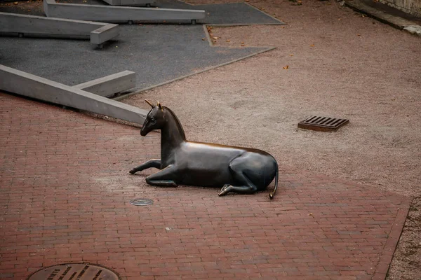 Riga Letonia Octubre 2021 Estatua Bronce Unicornio Laberinto Patio Recreo — Foto de Stock