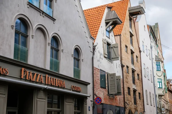 Riga Lotyšsko Října 2021 Úzká Malebná Ulice Fasáda Barevných Budov — Stock fotografie