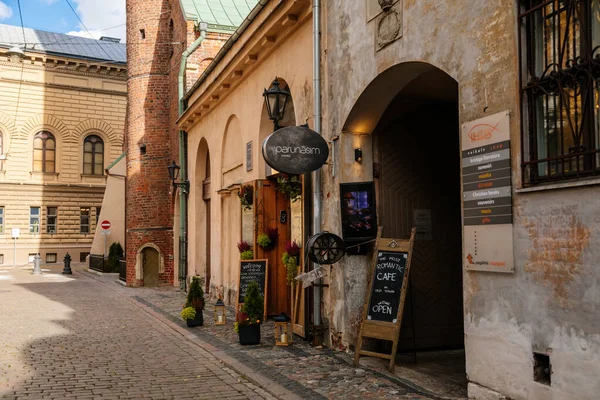 Riga Lettonia Ottobre 2021 Stretta Strada Pittoresca Facciata Edifici Colorati — Foto Stock