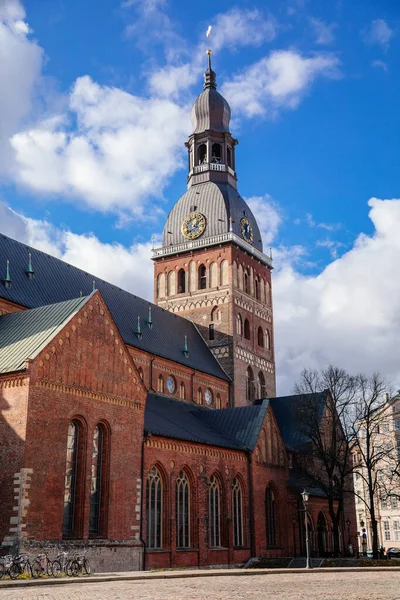 Riga, Letonya, 14 Ekim 2021: Saint Mary Katedrali, Başpiskopos, Evanjelik Lüteryen Kubbe Katedrali 'nin merkezi.