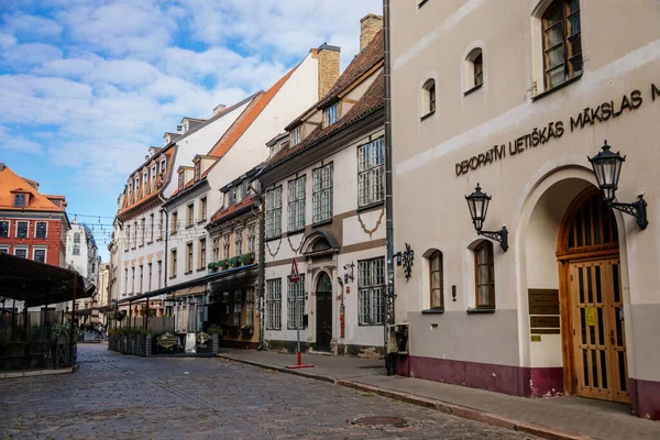 Riga Lettonia Ottobre 2021 Stretta Strada Pittoresca Facciata Edifici Colorati — Foto Stock