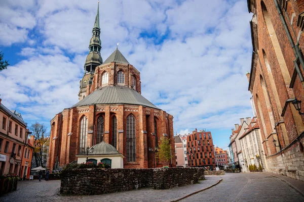 Riga, Letonya, 14 Ekim 2021: St. Peter Kilisesi veya saat ve çan kulesi olan katedral, Protestan kilisesi, sekizgen kulesi olan Kuzey Gotik Tarzı, en yüksek kule 