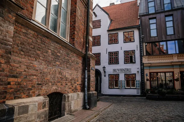 Riga, Letonya, 14 Ekim 2021: St. John Kilisesi, Baltık devletlerinde UNESCO Mirası, Kızıl tuğlalı Kuzey Gotik Tarzı, güneşli bir günde eski kasabadaki tanınabilir ortaçağ simgesi