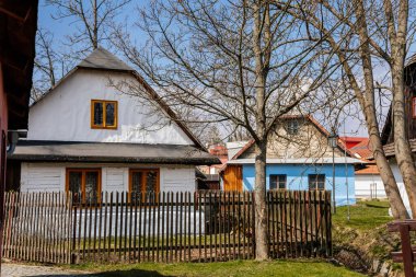 Hlinsko, Vysocina, Çek Cumhuriyeti, 15 Nisan 2022: Yazın güneşli bir günde geleneksel köy ahşap çiftlik evi, Skanzen 'de tarihi kır tarzı mimari, Açık Hava Müzesi' nde Paskalya Betlem Hlinsko