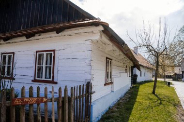 Hlinsko, Vysocina, Çek Cumhuriyeti, 15 Nisan 2022: Yazın güneşli bir günde geleneksel köy ahşap çiftlik evi, Skanzen 'de tarihi kır tarzı mimari, Açık Hava Müzesi' nde Paskalya Betlem Hlinsko