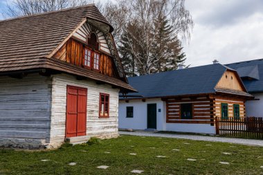 Hlinsko, Vysocina, Çek Cumhuriyeti, 15 Nisan 2022: Yazın güneşli bir günde geleneksel köy ahşap çiftlik evi, Skanzen 'de tarihi kır tarzı mimari, Açık Hava Müzesi' nde Paskalya Betlem Hlinsko