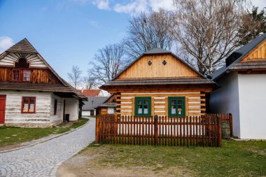 Hlinsko, Vysocina, Çek Cumhuriyeti, 15 Nisan 2022: Yazın güneşli bir günde geleneksel köy ahşap çiftlik evi, Skanzen 'de tarihi kır tarzı mimari, Açık Hava Müzesi' nde Paskalya Betlem Hlinsko