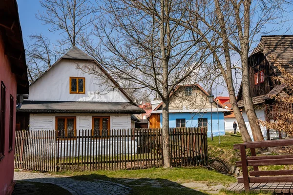 Hlinsko, Vysocina, Çek Cumhuriyeti, 15 Nisan 2022: Yazın güneşli bir günde geleneksel köy ahşap çiftlik evi, Skanzen 'de tarihi kır tarzı mimari, Açık Hava Müzesi' nde Paskalya Betlem Hlinsko