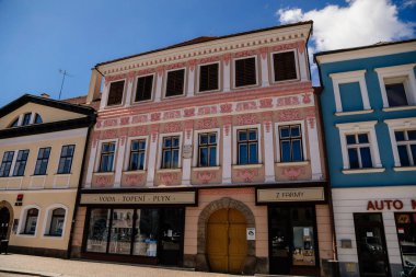 Litomysl, Çek Cumhuriyeti, 17 Nisan 2022: Smetana Meydanı veya ortaçağ renkli gotik ticaret evleri, güneşli yaz günü tarihi rönesans ve barok binaları ile pitoresk Smetanovo adları