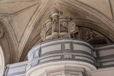 Litomysl, Çek Cumhuriyeti, 17 Nisan 2022: kale şatosu barok temsilcisi iç mimari, St. Michael ve St. Moniky beyaz şapeli, kilisenin girişinde beyaz organ, duvarlara alçı boyanmış.