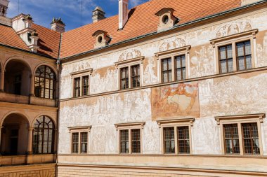 Litomysl, Çek Cumhuriyeti, 17 Nisan 2022: Rönesans Şatosu, UNESCO Dünya Mirası Sitesi, Sgraffito duvar resimli şato güneşli bir günde ön cephede, ortaçağ tarihi kenti, güneş saati kasabası
