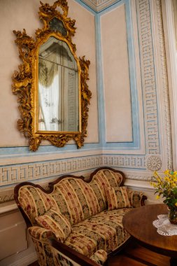 Litomysl, Çek Cumhuriyeti, 17 Nisan 2022: barok klasik mobilyalar, yumuşak oyulmuş kanepeler, duvarlarda resimler ve aynalar ile şato barok temsilcisi