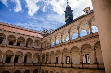 Litomysl, Çek Cumhuriyeti, 17 Nisan 2022: Rönesans aristokratik kalesi, UNESCO Dünya Mirası Sitesi, güneşli bir günde cephede sgraffito duvar resmi dekore edilmiş alçı, atari salonlarıyla avlu