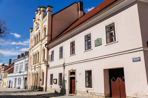 リトミスル チェコ共和国 2022年4月17日 晴れた夏の日に中世のカラフルなゴシック様式の商人の家と狭い絵の通り 歴史的なルネッサンスとバロック様式の建物 中世の教会 — ストック写真