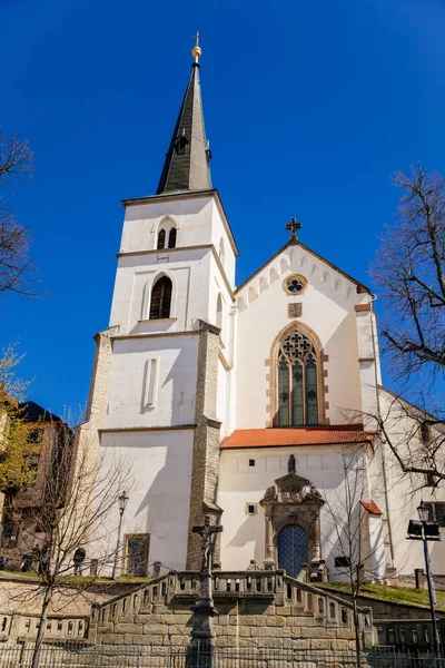 2022年4月17日 捷克共和国利托米斯尔 在阳光明媚的夏日升天的哥特式中世纪圣十字教堂 圣马奎特教堂 — 图库照片