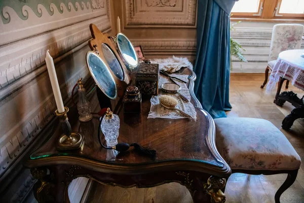 2022年4月17日 捷克共和国利托米斯尔 城堡城堡的代表内部 带有巴洛克经典家具 玻璃瓶中的女士餐桌 珠宝盒 刷子和梳子 — 图库照片