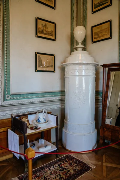2022年4月17日 捷克共和国利托米斯尔 城堡城堡的代表内部 带有巴洛克经典家具 带浴室的卧室 古董白色瓷砖炉灶 水壶和洗碗 — 图库照片