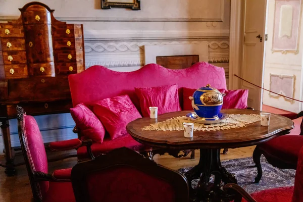 2022年4月17日 捷克共和国利托米斯尔 城堡内部 客厅或餐厅 配有巴洛克木雕家具 古董沙发和靠窗的软扶手椅 瓷茶放在桌上 — 图库照片