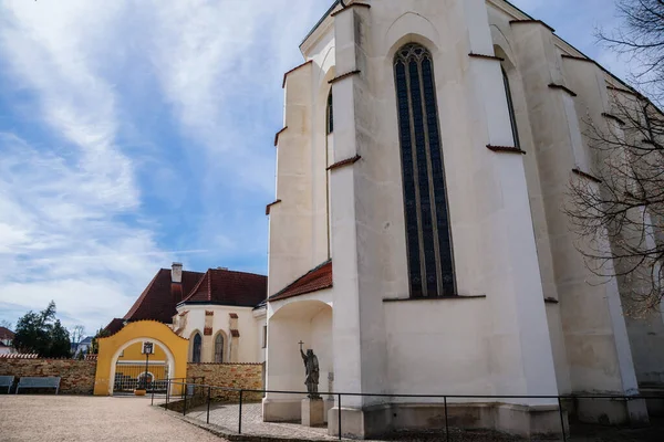 リトミスル チェコ共和国 2022年4月17日 晴れた夏の日に塔と聖十字架の高揚のゴシック中世の教会 聖マルケット礼拝堂 — ストック写真