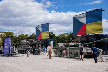 Prag, Çek Cumhuriyeti, 11 Temmuz 2022: Rus istila silahlarının Letenske planında Ukrayna savunması tarafından imha edilmesi, Ukrayna 'da savaş, T-90 üçüncü nesil Rus ana savaş tankı  
