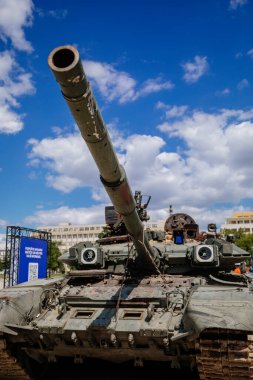 Prag, Çek Cumhuriyeti, 11 Temmuz 2022: Rus istila silahlarının Letenske planında Ukrayna savunması tarafından imha edilmesi, Ukrayna 'da savaş, T-90 üçüncü nesil Rus ana savaş tankı