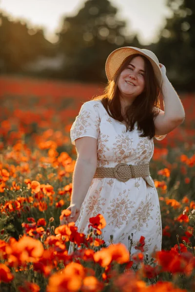 베이지 양귀비 밭에서 모자를 아름다운 소녀의 낭만적 여자의 초상화 긍정적 — 스톡 사진