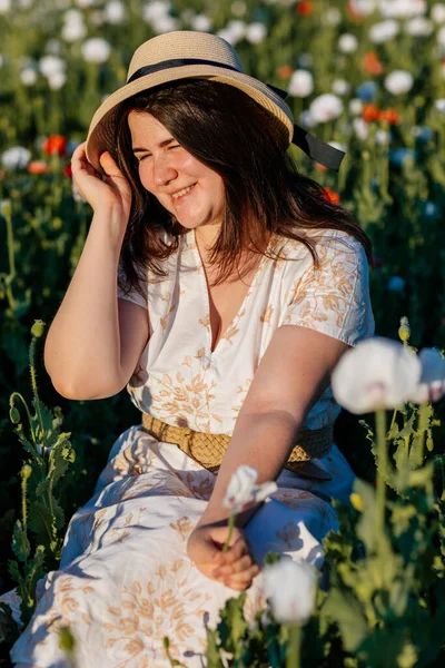 베이지 양귀비 밭에서 모자를 아름다운 소녀의 낭만적 여자의 초상화 긍정적 — 스톡 사진