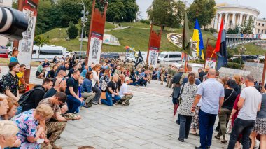 Kiev, Ukraine, 5 August 2022: farewell to the hero, solemn funeral and farewell ceremony, Khreshchatyk street and Maidan Nezalezhnosti, soldiers in uniform, flags of ukraine and right sector in Kyiv
