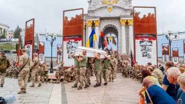 Kiev, Ukraine, 5 August 2022: farewell to the hero, solemn funeral and farewell ceremony, Khreshchatyk street and Maidan Nezalezhnosti, soldiers in uniform, flags of ukraine and right sector in Kyiv