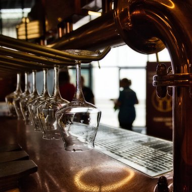 Portekiz 'in Porto şehrinde bir kafede gözlüklü bir bar tezgahı.           