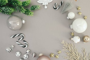 Noel süsleme ağacı ve pastel arka planda köknar dallarıyla yaratıcı bir düzenleme. Minimum Yeni Yıl düzlüğü.