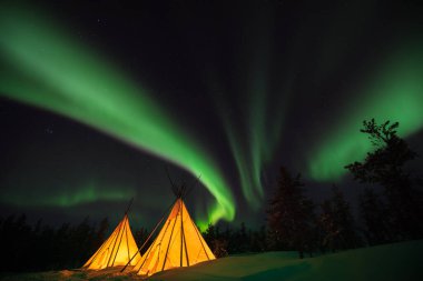 Aurora, Yellowknife şehrinde parlıyor. Gökteki bir tanrıça resmi gibi..