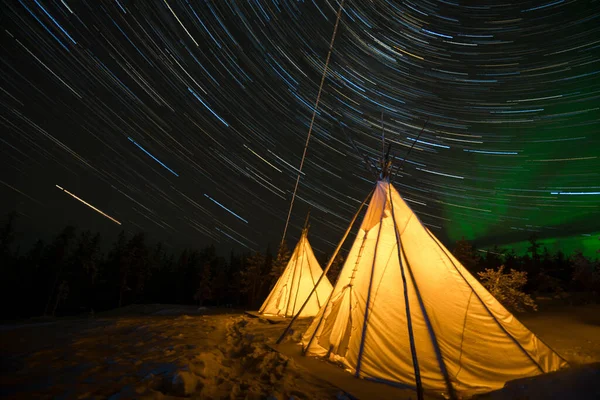 Aurora Brillando Sobre Ciudad Yellowknife Como Una Pintura Diosa Cielo — Foto de Stock