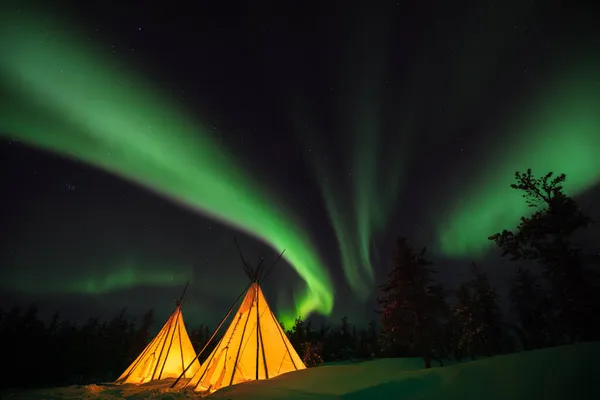 Aurora Brilhar Sobre Cidade Yellowknife Como Uma Deusa Pintar Céu — Fotografia de Stock