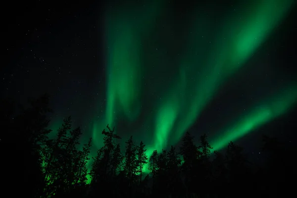 Aurora Brillando Sobre Ciudad Yellowknife Como Una Pintura Diosa Cielo — Foto de Stock