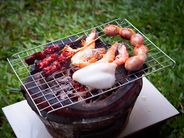 Grilled Seafood Shrimp Squid Grilled Place Charcoal Grillboard Grilled Prawns — Foto de Stock