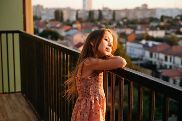 Portrett Skolepike Vakker Rosa Kjole Med Langt Hår Stor Terrasse – stockfoto