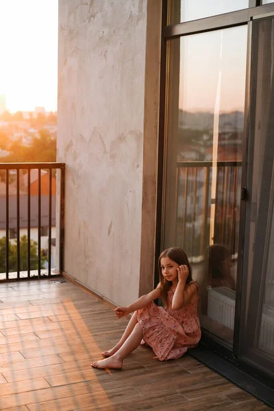 Retrato Una Colegiala Hermoso Vestido Rosa Con Pelo Largo Una — Foto de Stock