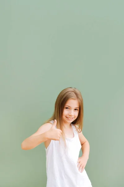 Πορτρέτο Μιας Χαρούμενης Μαθήτριας Κοριτσιών Λευκό Μπλουζάκι Φόντο Ελιάς Γελά — Φωτογραφία Αρχείου