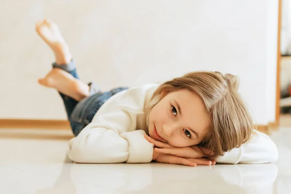 바닥에 베이지 초상화에 모델의 여학생 — 스톡 사진