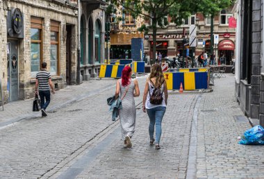 Old Town, Brüksel, Belçika 'da yürüyen iki genç kız, Haziran 2017