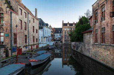 Kanal gün batımında Rozenhoedkaai, Bruges, Belçika, Temmuz 2017