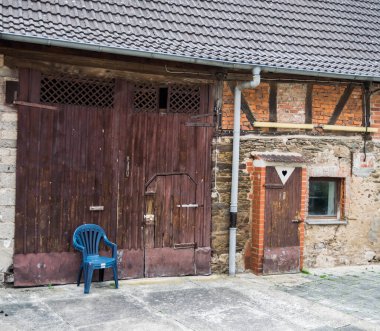 Yıpranmış ahşap çiftlik kapısı, Ruckersbach, Almanya, Ağustos 2017