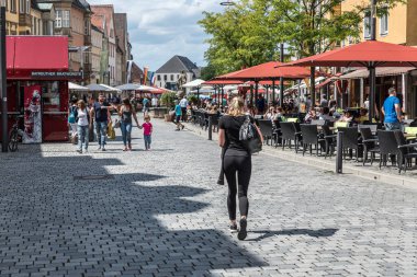 Almanya, Bayreuth, Ağustos 2017, Yazın eski pazar meydanında yürüyen insanlar