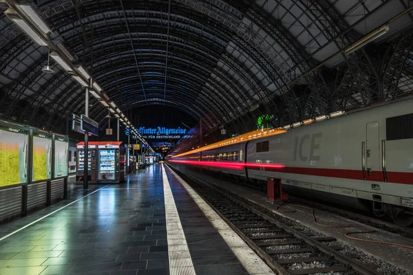 Trenes Plataforma Estación Principal Ferrocarril Fráncfort Del Meno Alemania Julio —  Fotos de Stock