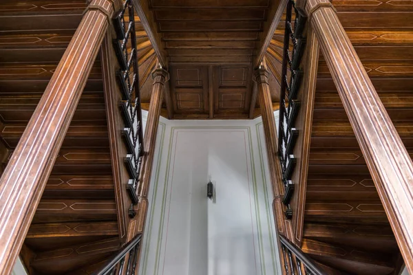 Symmetrische Holztreppe Des Mendelson Museums Leipzig — Stockfoto