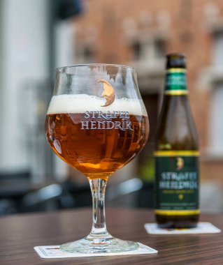 Strafe Hendrik bira markası, cam ve şişe, Bruges, Belçika, Temmuz 2017