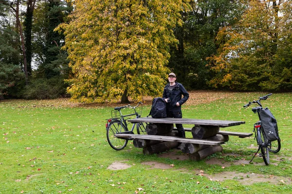Терванд Регион Флемиш Брабант Бельгия 2021 Человек Отдыхает После Велопрогулки — стоковое фото