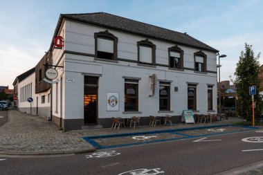 Korbeek-Lo, Flaman Brabant Bölgesi, Belçika - 09 23 2021: Köy merkezinde geleneksel kafe cephesi